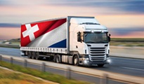 Wegtransportvrachtwagen met Zwitserse vlag